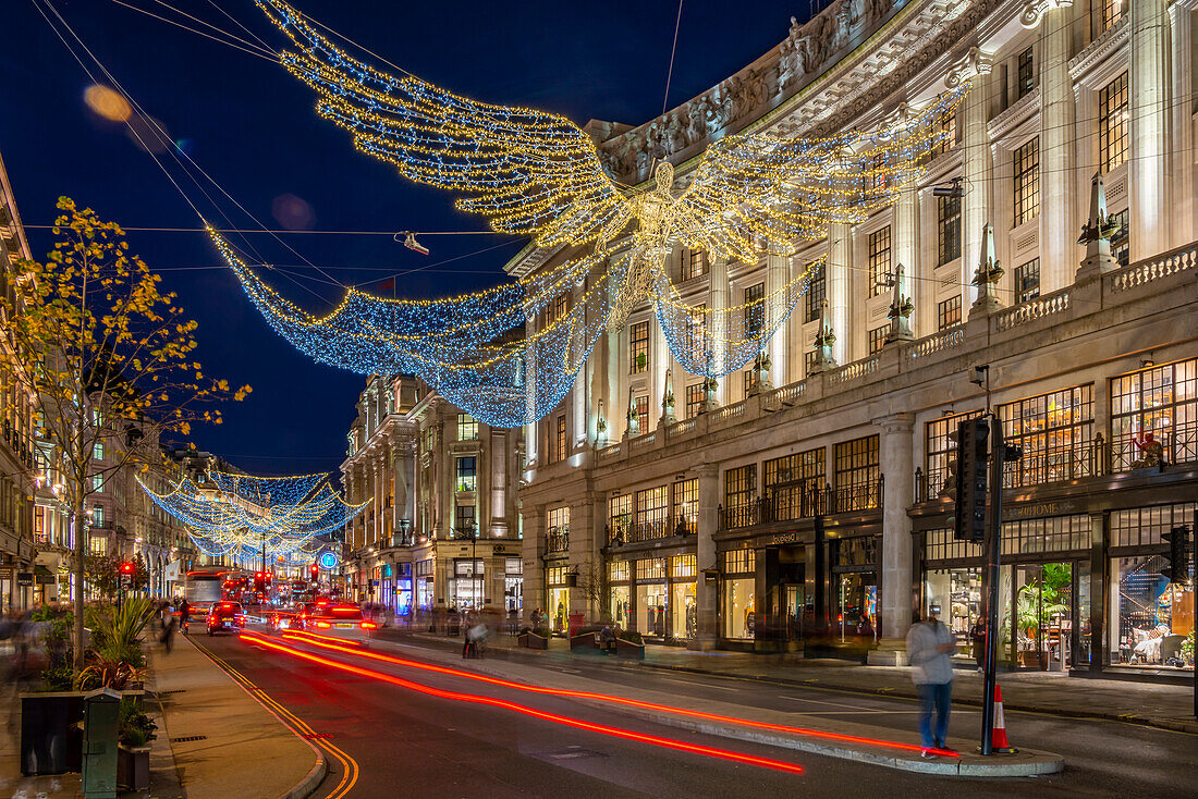Blick auf Weihnachtsbeleuchtung und Geschäfte in der Regent Street zu Weihnachten, London, England, Vereinigtes Königreich, Europa