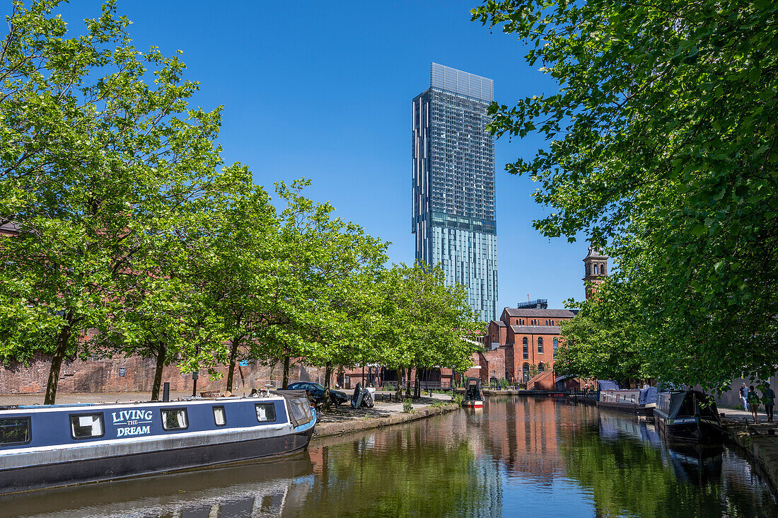 Festgemachten Kanalboote am Castlefield Canal Basin mit dem Beetham Tower, Manchester, England, Vereinigtes Königreich, Europa