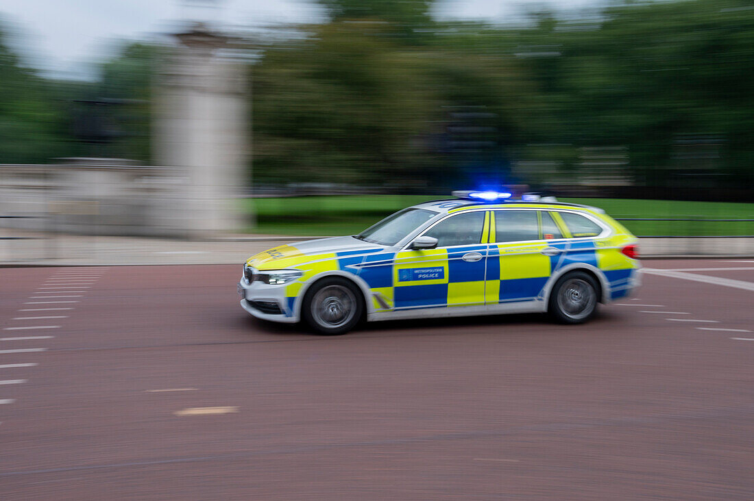 Metropolitan Police Auto vor dem Buckingham Palace im Ausnahmezustand, London, England, Vereinigtes Königreich, Europa