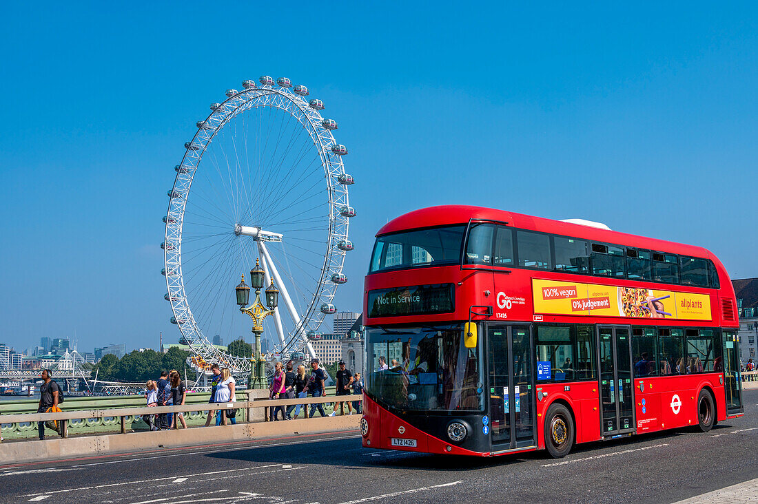 Ein roter Londoner Bus, der über die Westminster Bridge mit dem London Eye, Westminster, London, England, Vereinigtes Königreich, Europa fährt