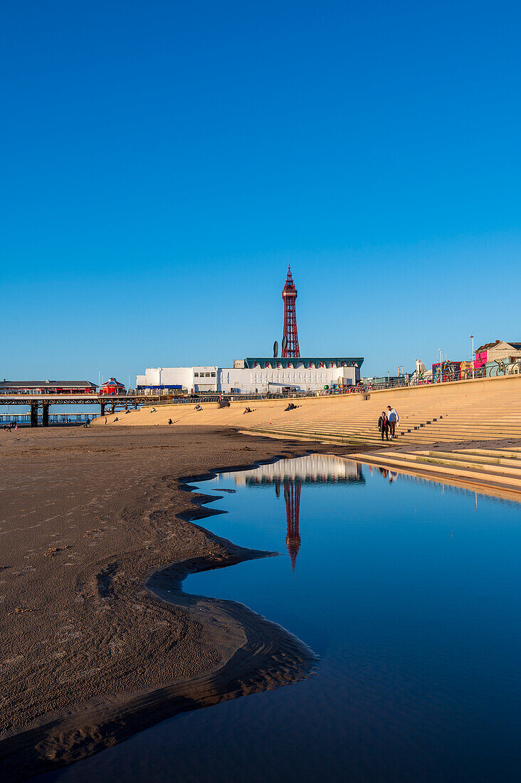Blick bei Ebbe mit reflektierten Blackpool Tower, Blackpool, Lancashire, England, Vereinigtes Königreich, Europa