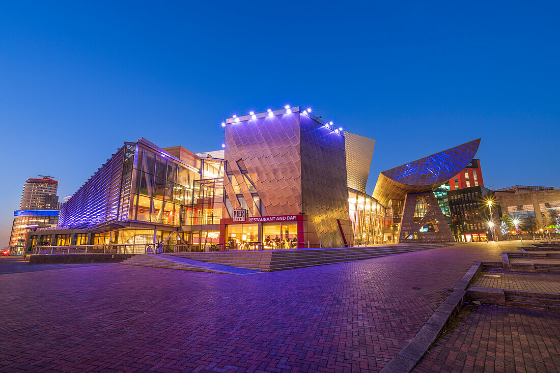 Lowry Centre in der Abenddämmerung, Salford Quays, Manchester, England, Vereinigtes Königreich, Europa