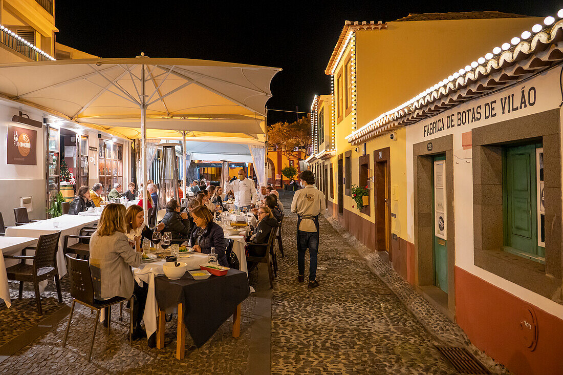 Touristen, die nachts in der Altstadt speisen, Funchal, Madeira, Portugal, Atlantik, Europa