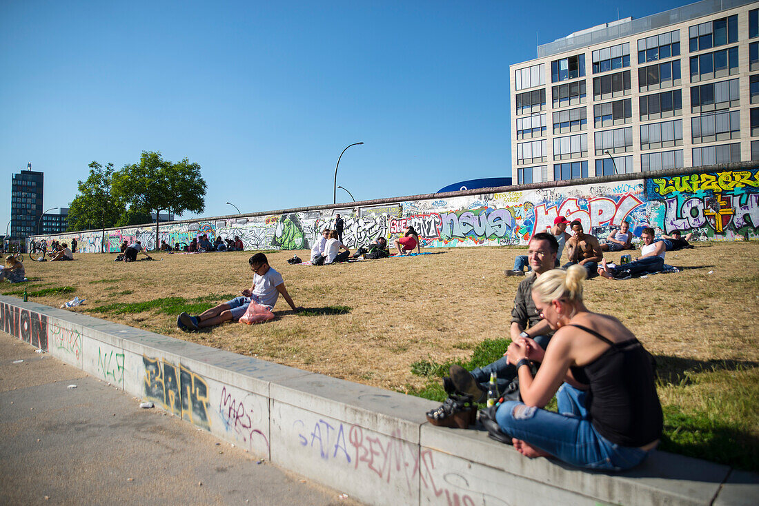 Streetart der East Side Gallery an der Berliner Mauer an der Spree, Berlin, Deutschland, Europa