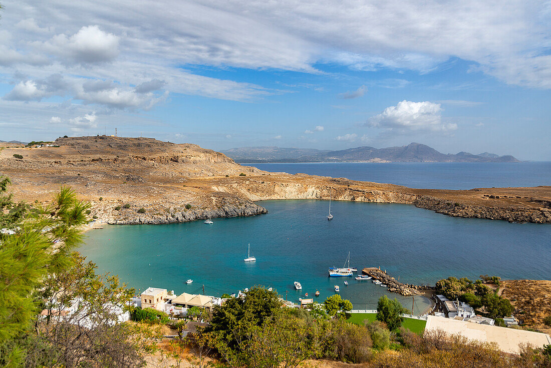 Blick auf die Bucht von Lindos von der Akropolis, Rhodos, Dodekanes, griechische Inseln, Griechenland, Europa