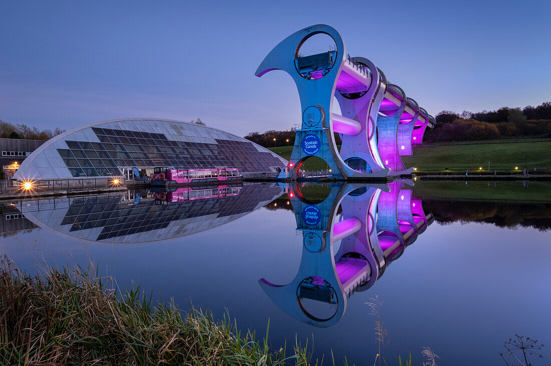 Das Falkirk Wheel bei Nacht, Falkirk, Stirlingshire, Schottland, Vereinigtes Königreich, Europa