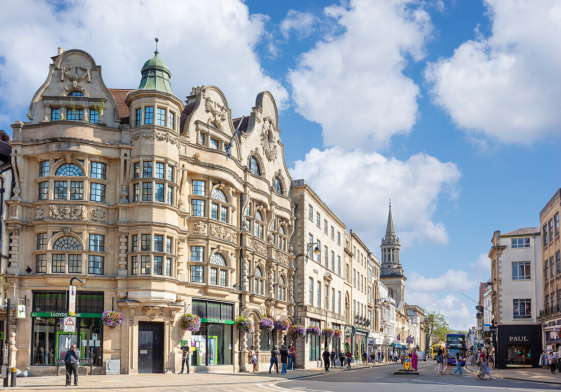 Stadtzentrum von Oxford an der Kreuzung von High Street, Queen Street, St. Aldates und Cornmarket Street, Oxford, Oxfordshire, England, Vereinigtes Königreich, Europa