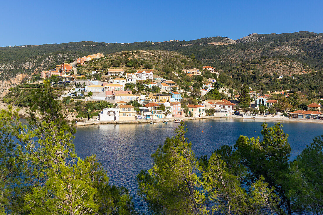 Erhöhten Blick über das Dorf Assos, Kefalonia, Ionische Inseln, griechische Inseln, Griechenland, Europa
