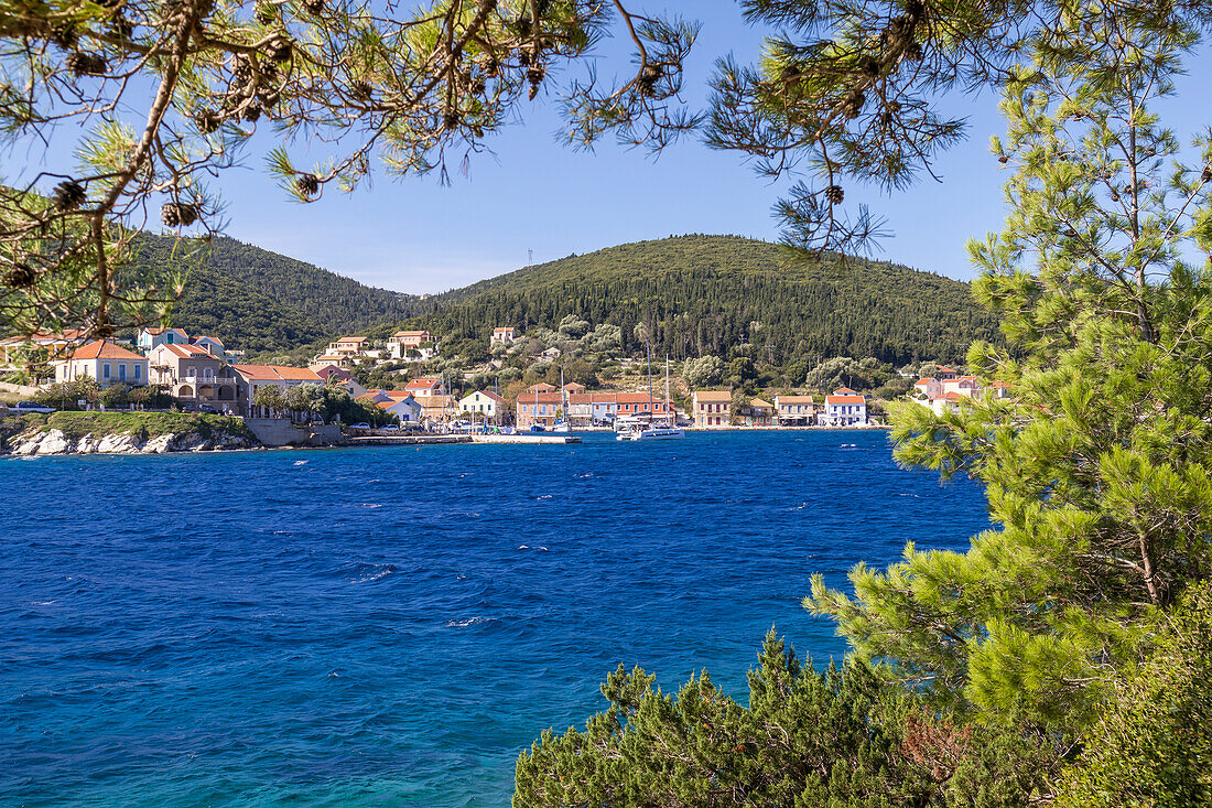 Blick vom Leuchtturm Wanderweg zurück zum Dorf, Fiskardo, Kefalonia, Ionische Inseln, griechische Inseln, Griechenland, Europa