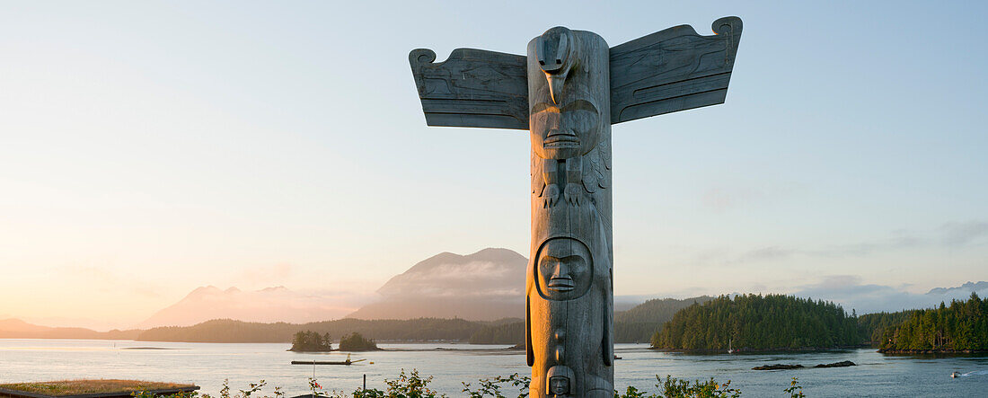 Totempfahl im Anchor Park, Tofino, Saanich, British Columbia, Kanada, Nordamerika