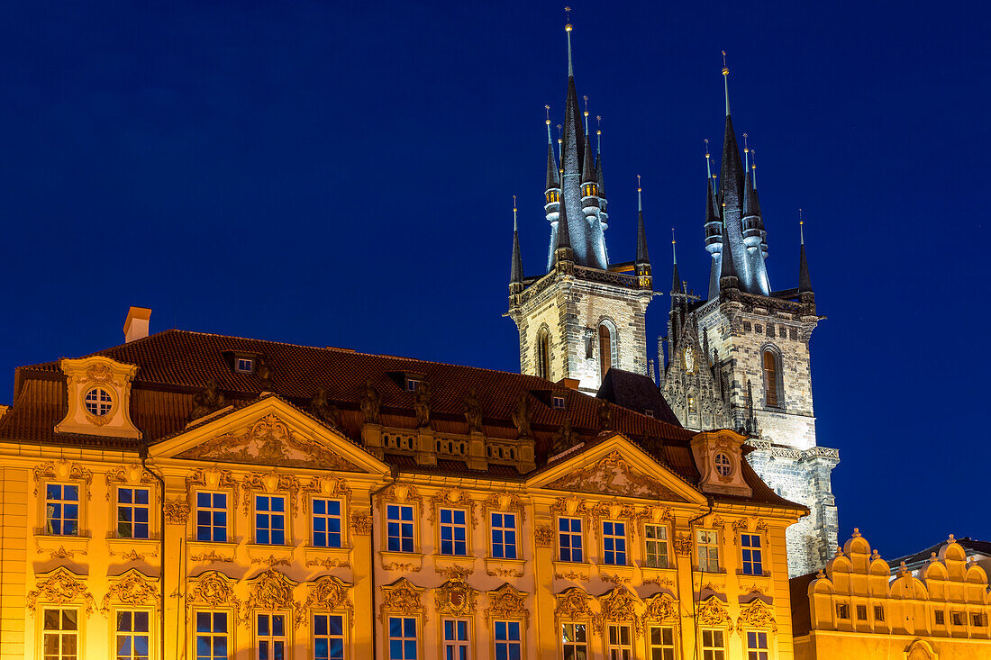 Beleuchtete Liebfrauenkirche vor dem Teyn in der Abenddämmerung, UNESCO-Weltkulturerbe, Prag, Tschechische Republik (Tschechien), Europa