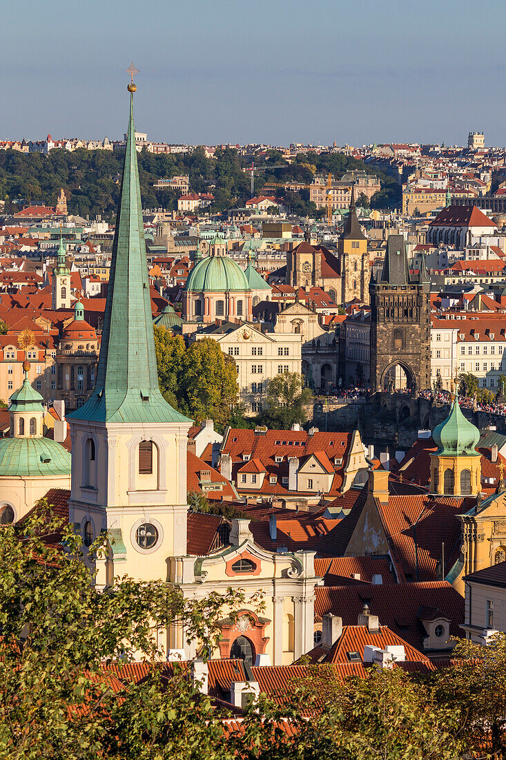 Erhöhten Blick vom südlichen Garten auf der Prager Burg über die Altstadt, UNESCO-Weltkulturerbe, Prag, Tschechische Republik (Tschechien), Europa