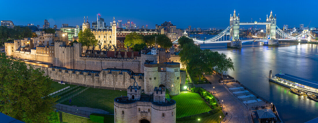 Blick auf den Tower of London, UNESCO-Weltkulturerbe und die Tower Bridge von Cheval Three Quays in der Abenddämmerung, London, England, Vereinigtes Königreich, Europa