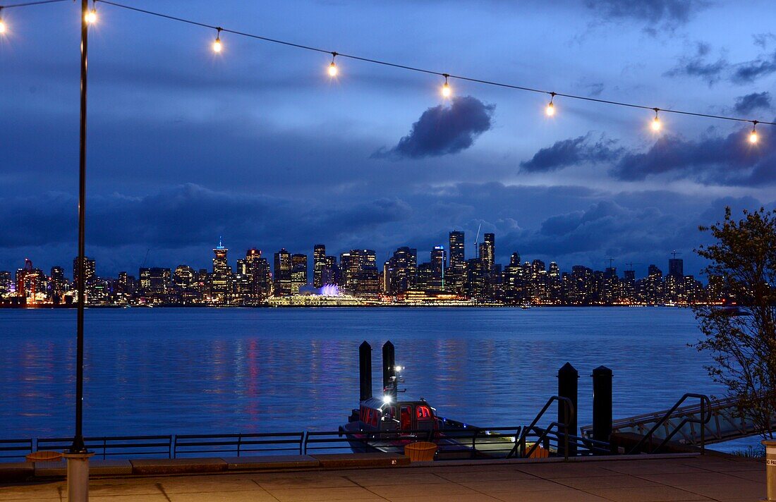 Abendlicher Blick auf die Downtown aus North-Vancouver, British Columbia, Kanada West