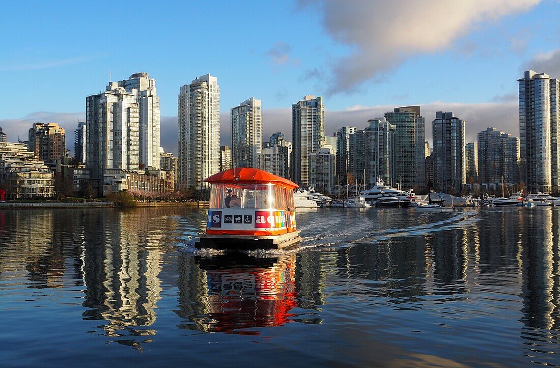 Aquabus im False Creek, Vancouver, British Columbia, Kanada West