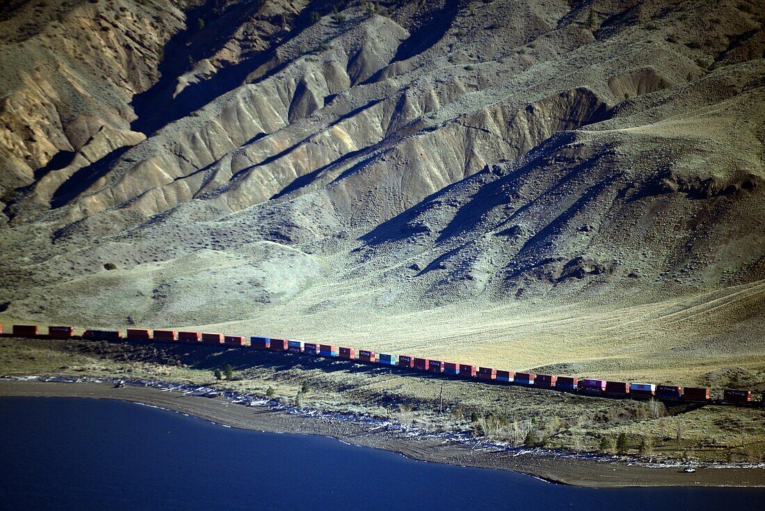 Güterzug am Kamloops Lake bei Kamloops, British Columbia, Kanada West
