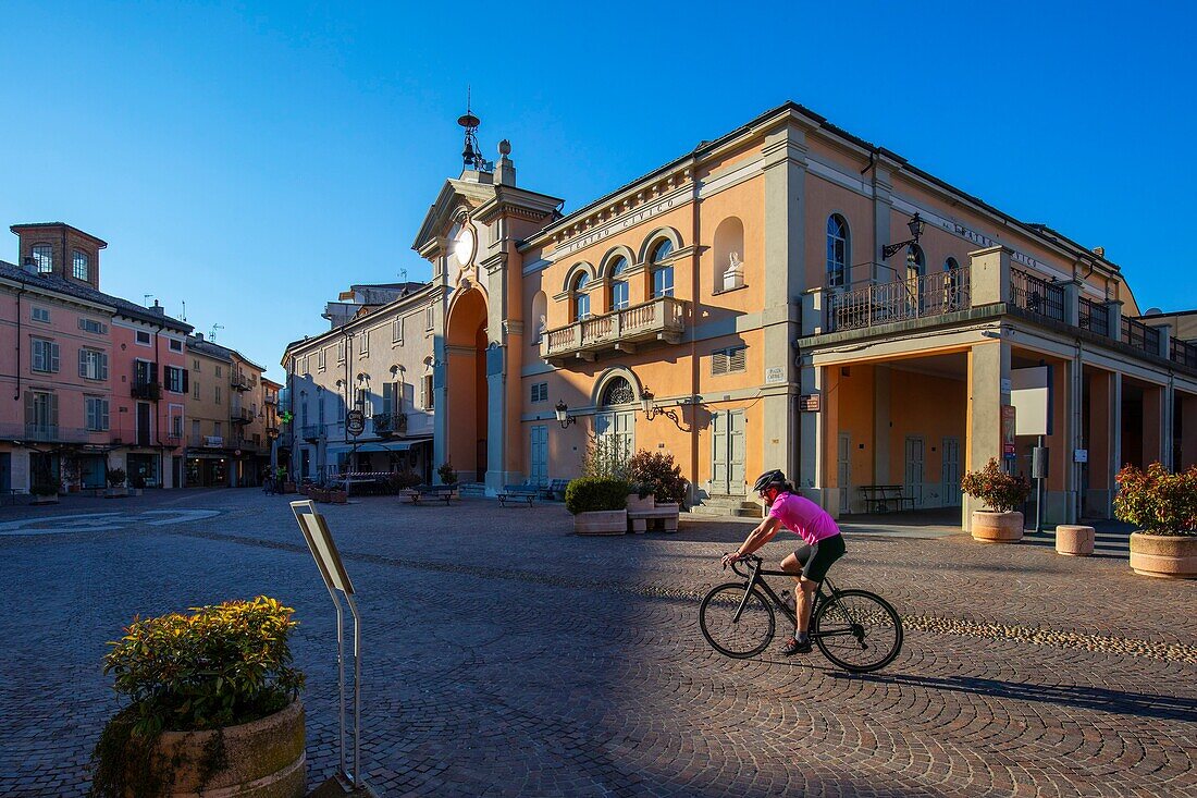Radfahrer in Moncalvo, Piemont, Italien, Europa