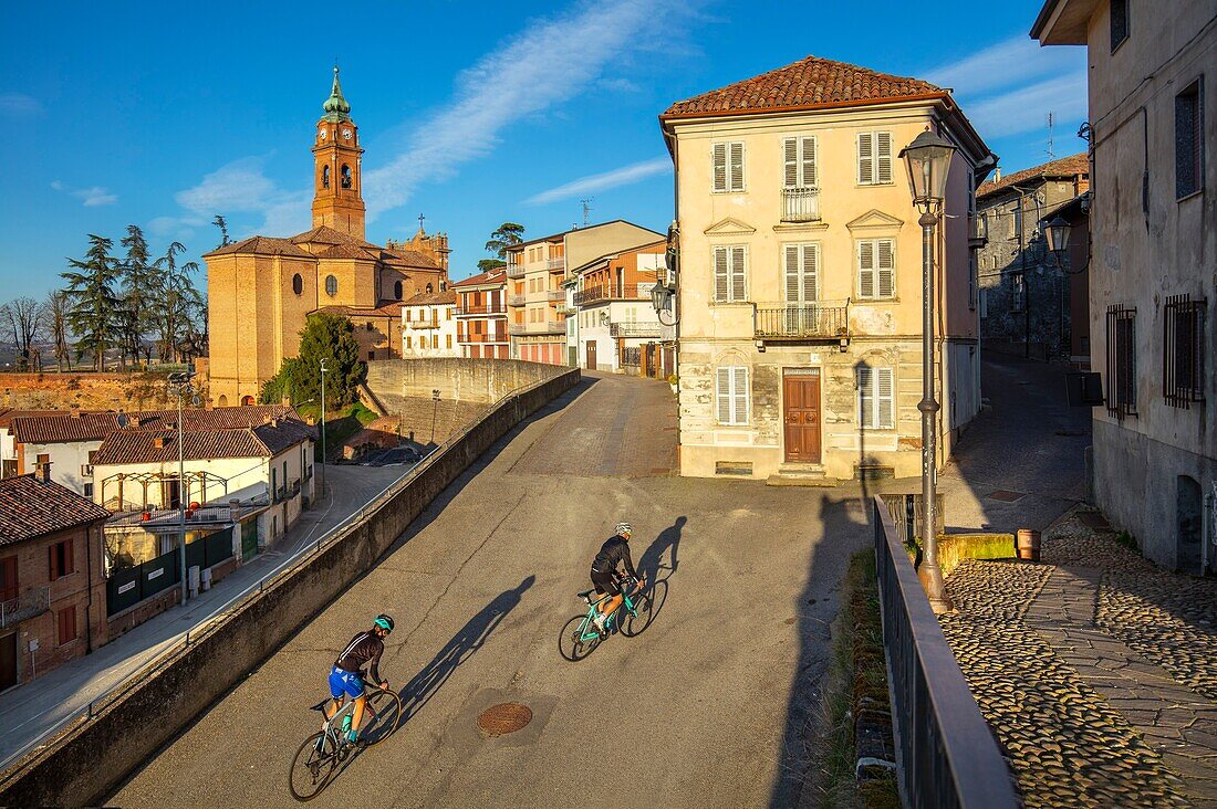 Radfahrer in Castell'Alfero, Piemont, Italien, Europa