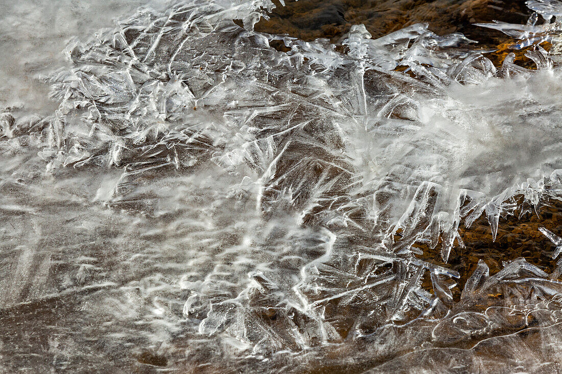 Vereinigte Staaten, Utah, Escalante, Oberflächenrisse des gefrorenen Flusses