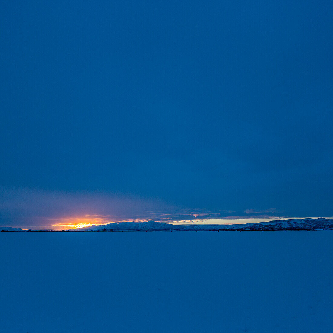 Vereinigte Staaten, Idaho, Bellevue, Sonnenaufgang über schneebedeckten Bergen