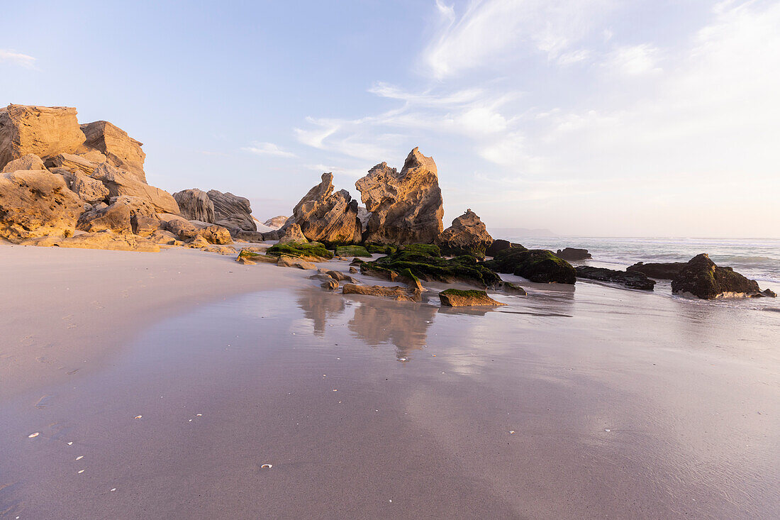 Südafrika, Hermanus, Felsformationen am Strand von Sopiesklip im Walker Bay Nature Reserve