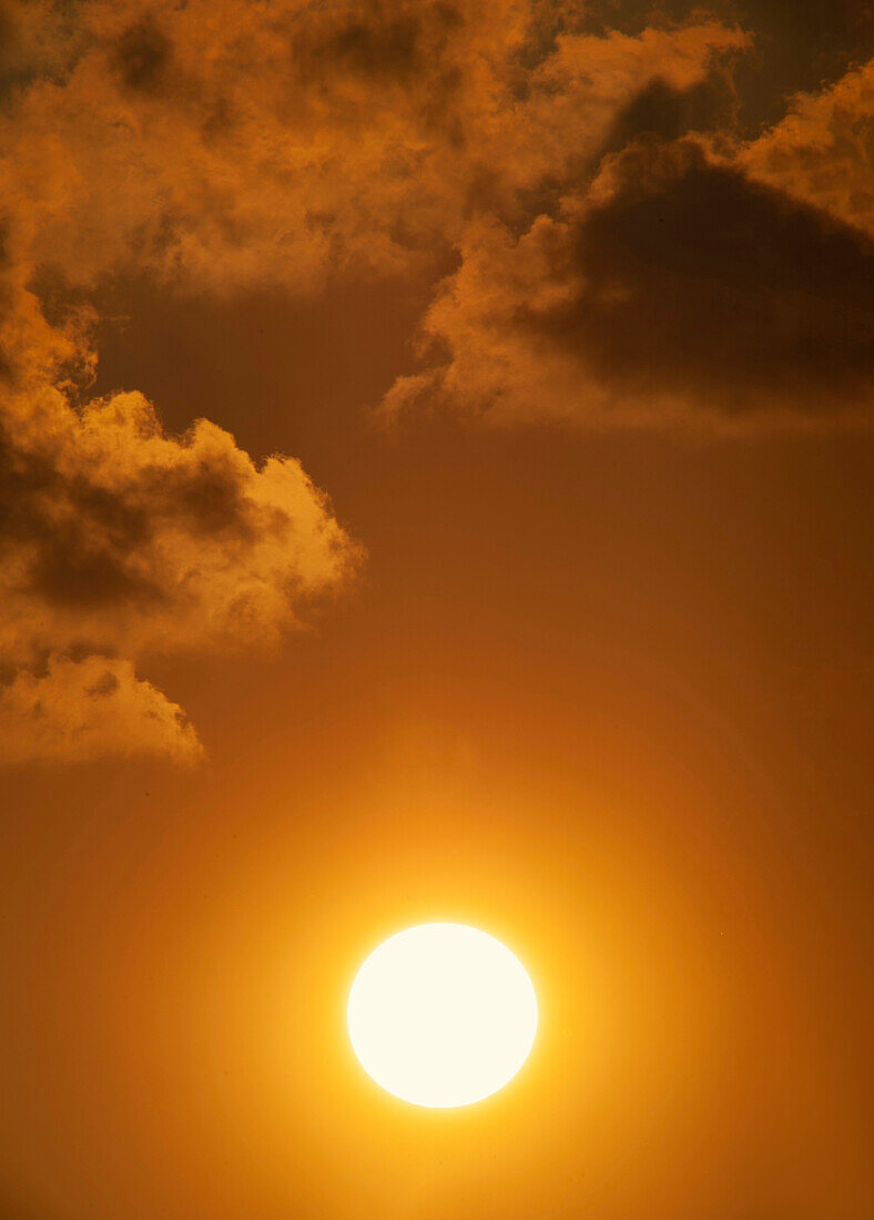 Untergehende Sonne und Wolken