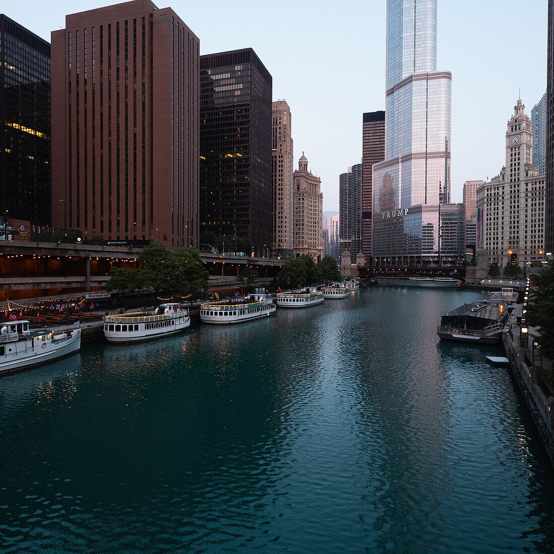 Usa, Illinois, Chicago, Downtown Gebäude und Boote am Fluss im Morgengrauen festgemacht