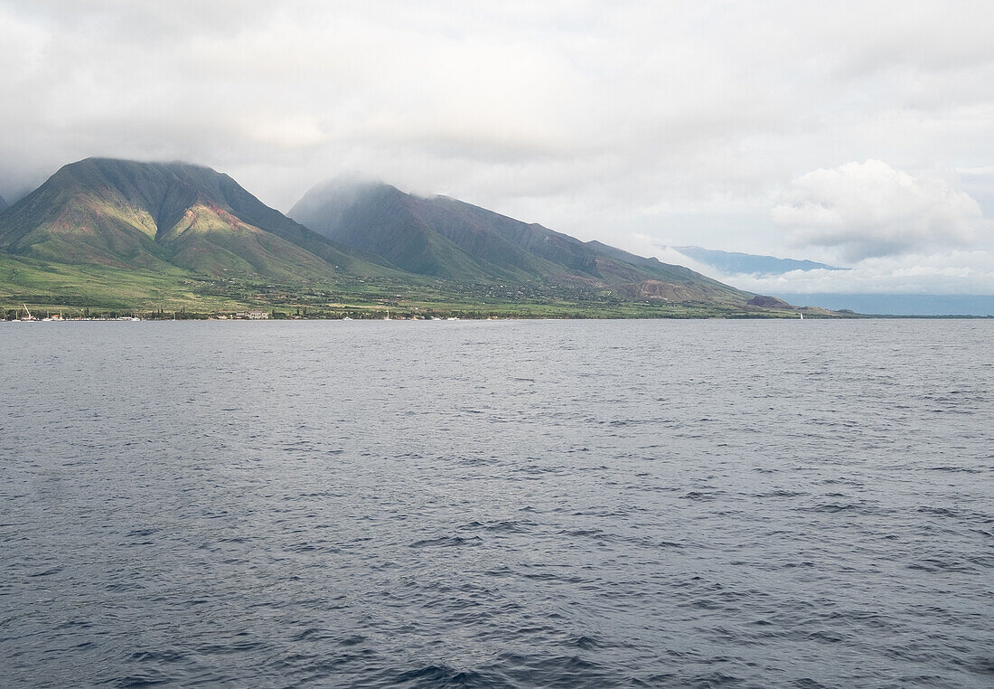 Vereinigte Staaten, Hawaii, Maui, malerische Aussicht auf Hügel und Wasser