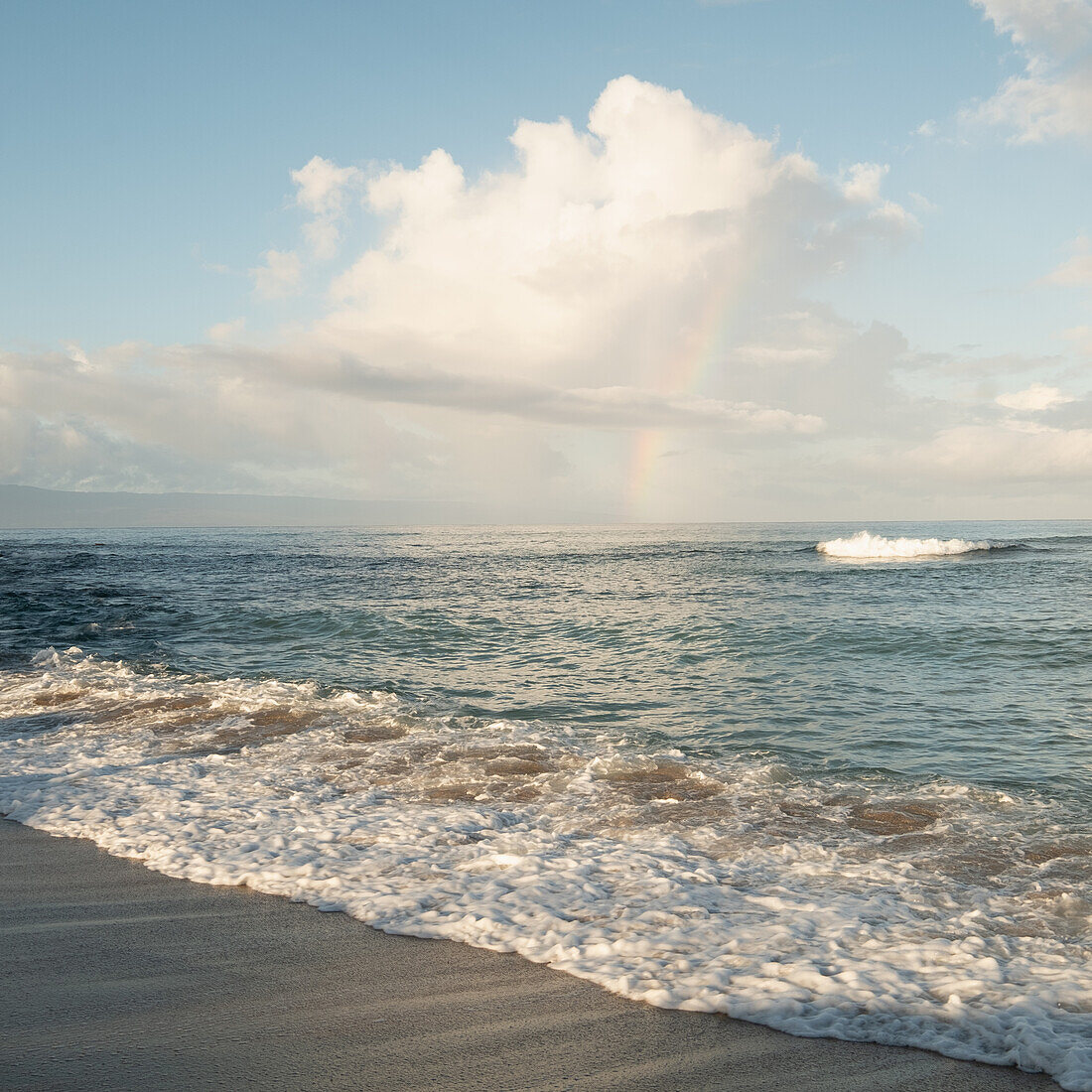 Vereinigte Staaten, Hawaii, West Maui, Regenbogen am Strand von Lahaina