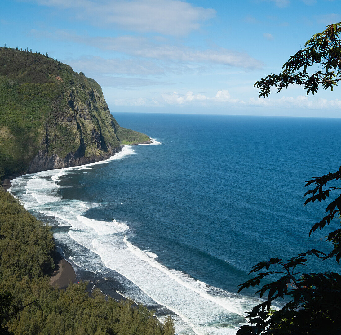 United States, Hawaii, Big Island, Wai Pio, Black sand beach with cliffs