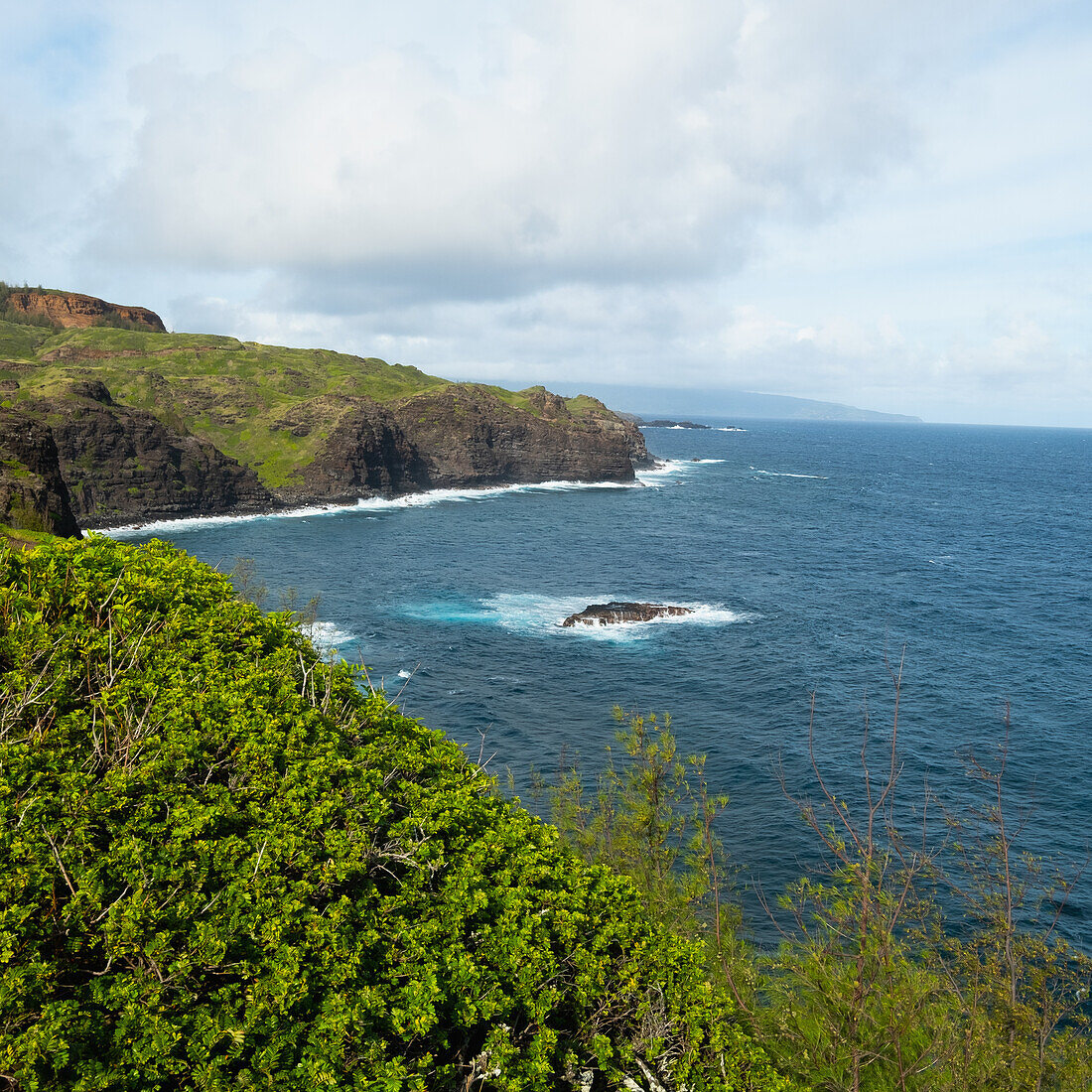 USA, Hawaii, Maui, Küste von Makaluapuna Point gesehen