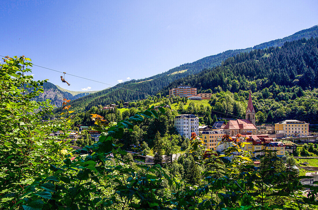 Mit der Seilrutsche über den Dächern von Bad Gastein, Salzburger Land, Österreich