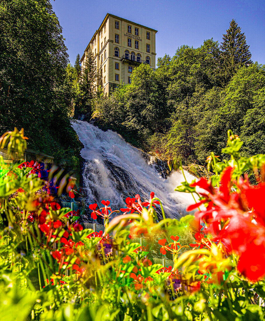 Blick von der Wasserfallbrücke auf den Mittleren Wasserfall, Bad Gastein, Salzburger Land, Österreich