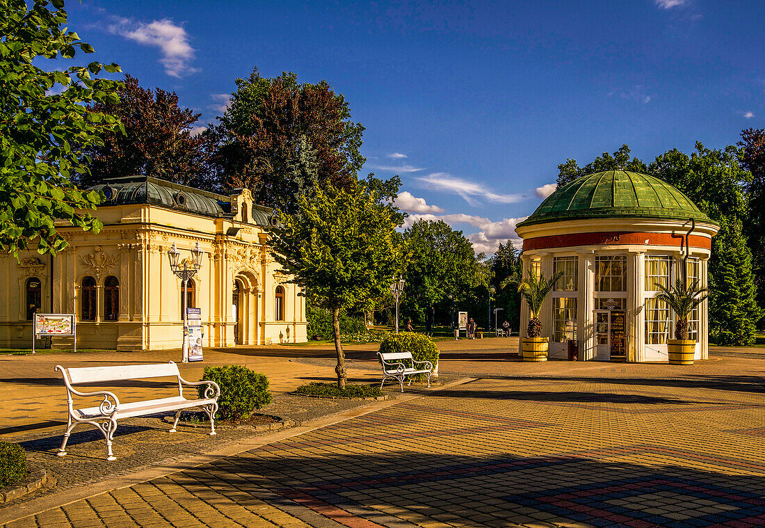 Franzensquelle and bathhouse on the Kurallee in the evening light, Franzensbad, Frantiskovy Lázne, Czech Republic