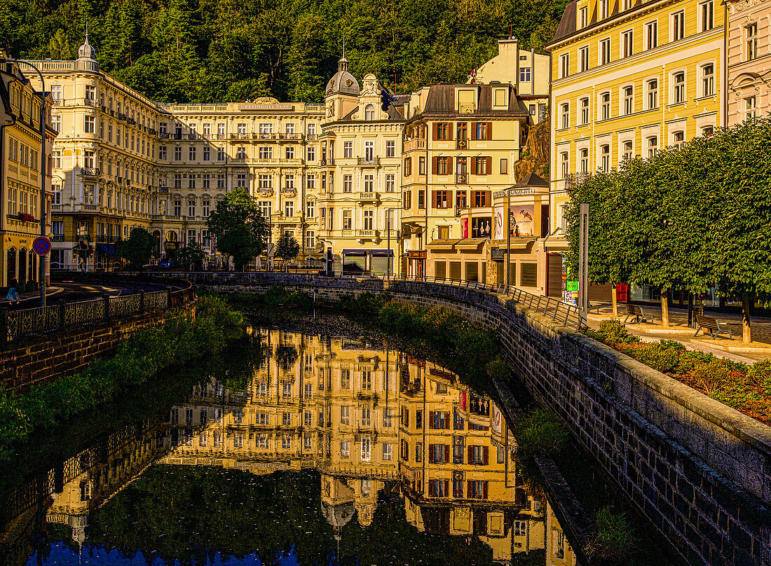 Grandhotel Pupp, gespiegelt in der Tepl (Tepla) im Morgenlicht, Karlsbad, Karlovy Vary, Tschechische Republik