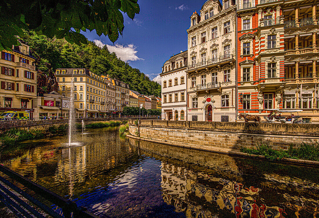 Die Tepl (Tepla) im Kurviertel, Uferpromenade mit Kutsche, Karlsbad, Karlovy Vary, Tschechische Republik