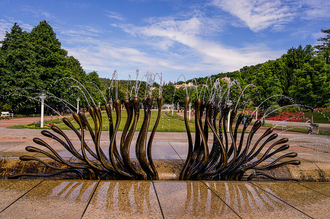 Brunnen vor der Karolinen-Kolonnade mit Blick über die Promenade im oberen Kurviertel von Marienbad, Mariánské Lázne, Tschechische Republik