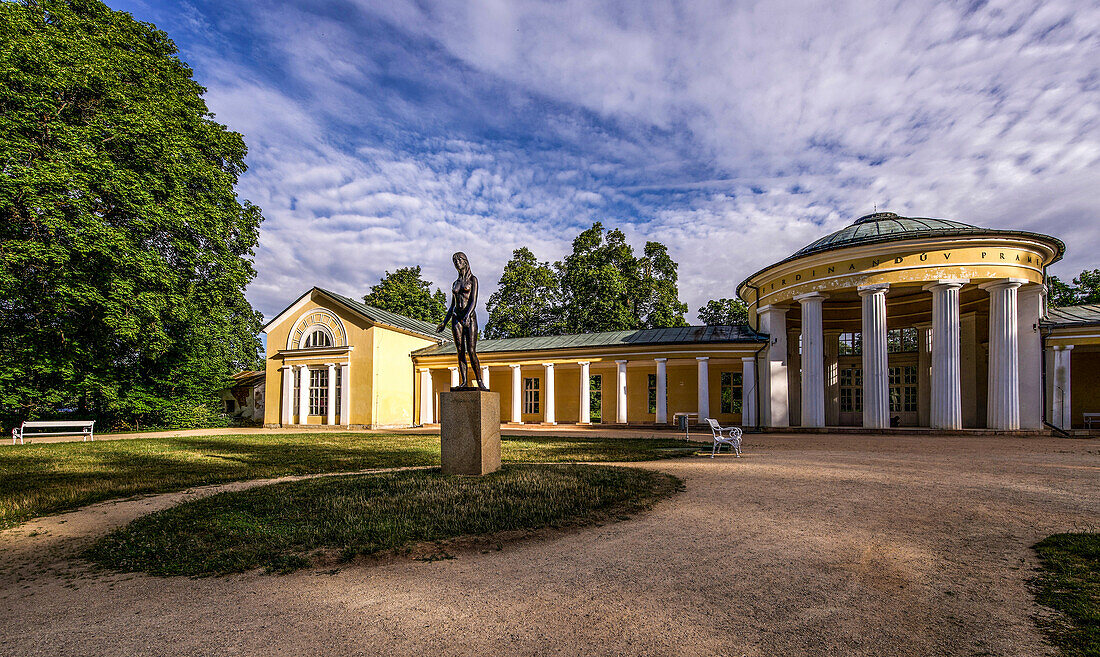 Statue &quot;Spring&quot; by Víteslav Eibl in front of the colonnade in Ferdinandspark in the morning light, Marienbad, Mariánské Lázne, Czech Republic