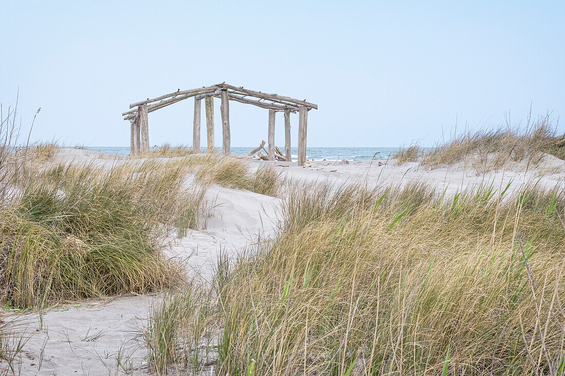 Blick auf ein Holzhaus an einem wilden Strand, Podelta, Venetien, Italien, Europa