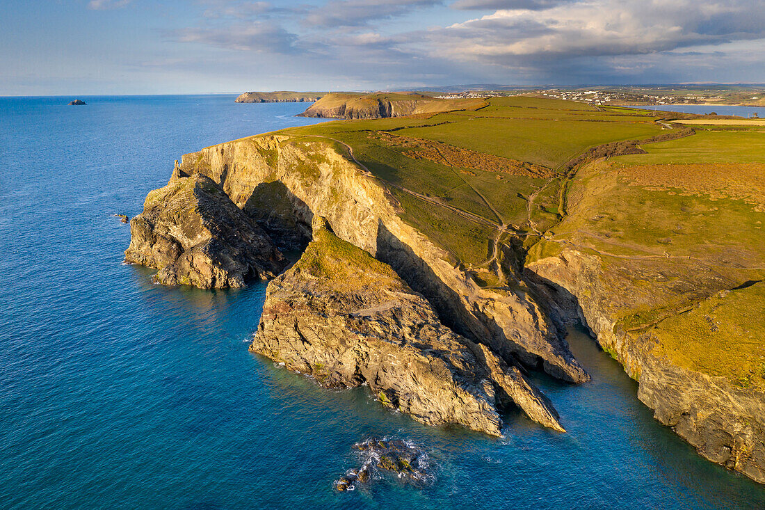 Luftaufnahme von Merope Islands und dramatischen Klippen in der Nähe von Stepper Point im Frühjahr, Padstow, Cornwall, England, Vereinigtes Königreich, Europa