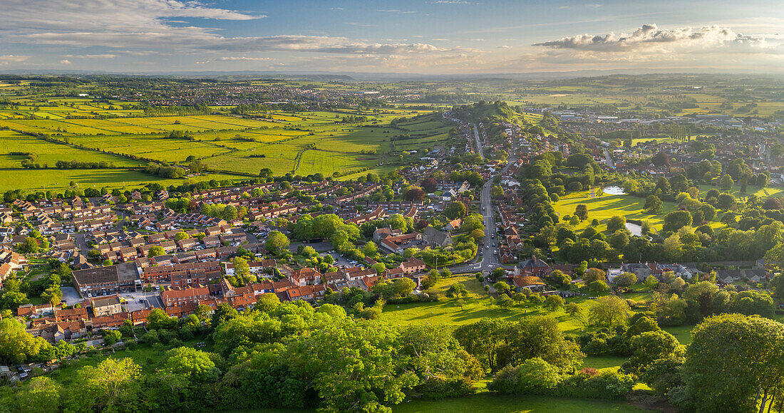 Luftaufnahme von Glastonbury an einem sonnigen Sommerabend, Somerset, England, Vereinigtes Königreich, Europa