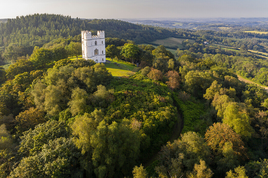 Luftaufnahme von Haldon Belvedere Tower (Lawrence Castle) an einem sonnigen Spätsommermorgen, Haldon, Devon, England, Vereinigtes Königreich, Europa