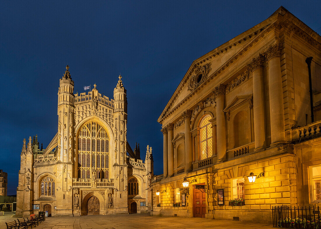 Bath Abbey und die römischen Bäder in der Dämmerung, Bath, UNESCO-Weltkulturerbe, Somerset, England, Vereinigtes Königreich, Europa