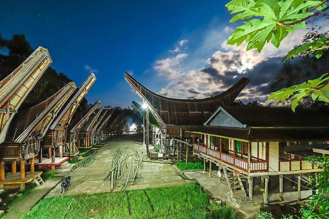 Kirche und Tongkonan-Häuser in Lempo inmitten der Reisfelder Batutumonga, Batutumonga, Rantepao, Toraja, Süd-Sulawesi, Indonesien, Südostasien, Asien