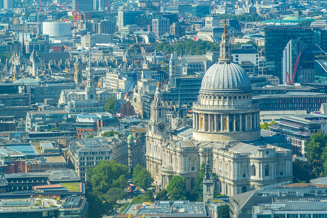 Luftaufnahme der St. Paul's Cathedral und benachbarter Gebäude, London, England, Vereinigtes Königreich, Europa