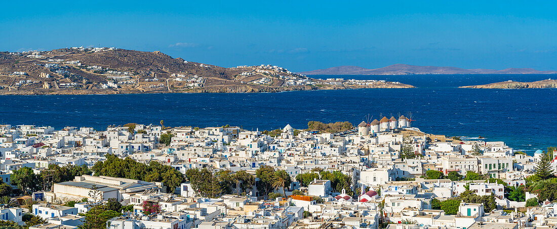 Erhöhten Blick auf Mühlen und Stadt, Mykonos-Stadt, Mykonos, Kykladen, griechische Inseln, Ägäis, Griechenland, Europa