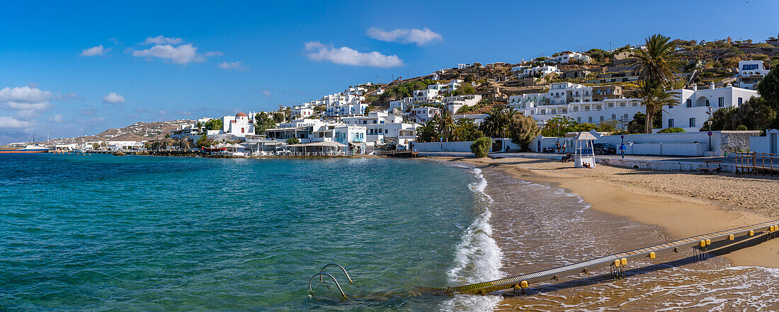 Blick auf Restaurant am Meer und Strand Paralia Choras, Mykonos-Stadt, Mykonos, Kykladen, griechische Inseln, Ägäis, Griechenland, Europa