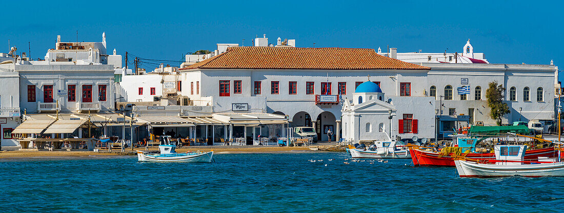 Blick auf Boote im Hafen und Rathaus, Mykonos-Stadt, Mykonos, Kykladen, griechische Inseln, Ägäis, Griechenland, Europa