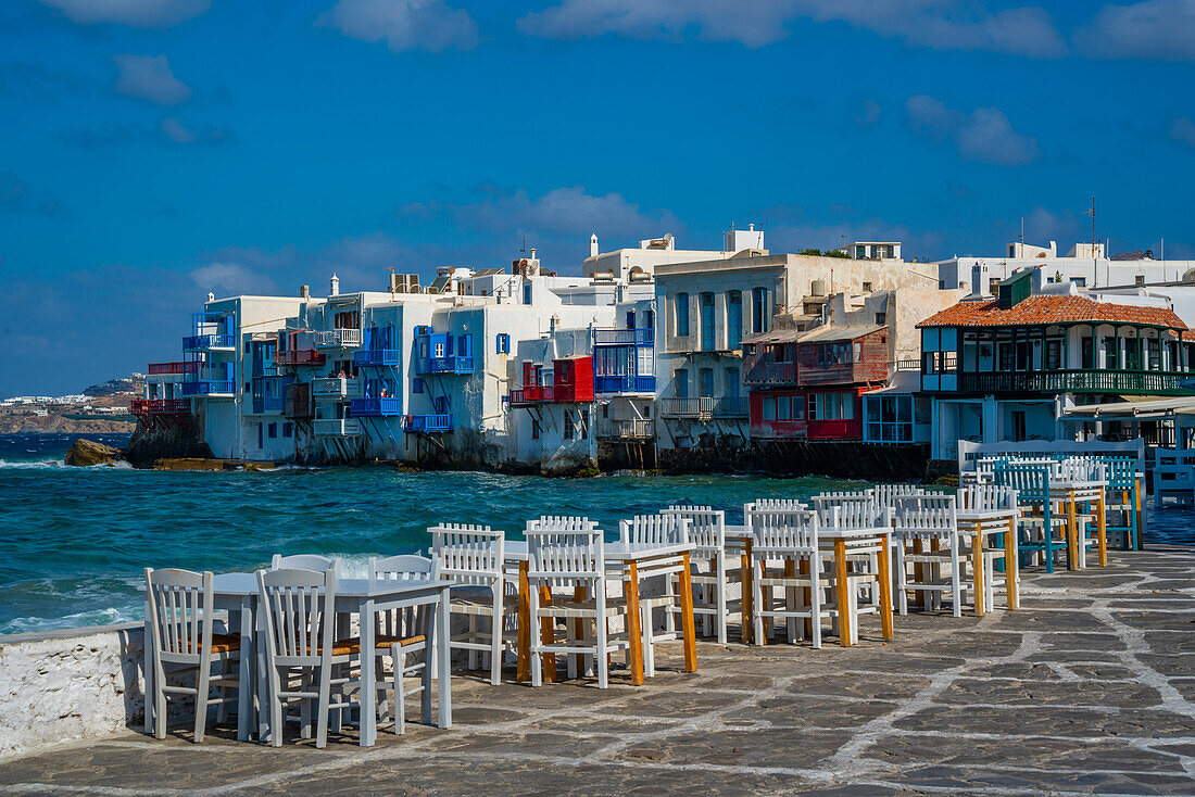 Blick auf Klein-Venedig und Restauranttische in Mykonos-Stadt, Mykonos, Kykladen, griechische Inseln, Ägäis, Griechenland, Europa