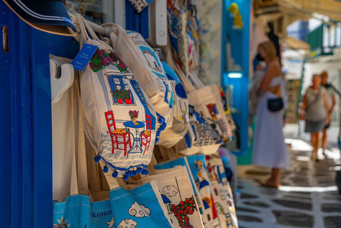 Souvenir-Taschen zum Verkauf in engen Gassen in Mykonos-Stadt, Mykonos, Kykladen, griechische Inseln, Ägäis, Griechenland, Europa